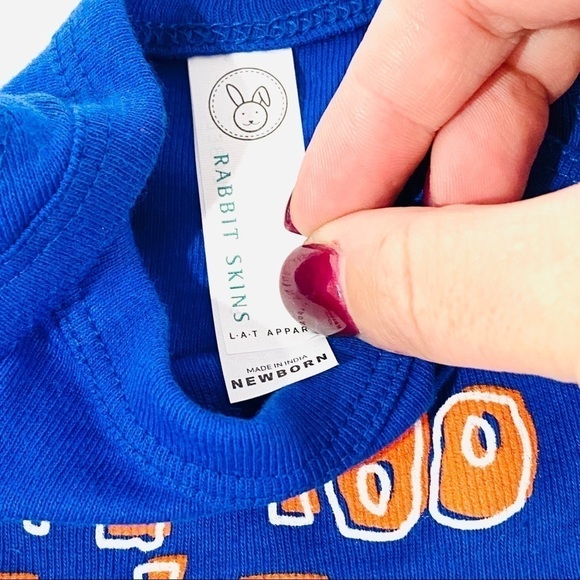 NWOT I’m Too Cute to Be a Yankees Fan Onesie - Picture 2 of 3